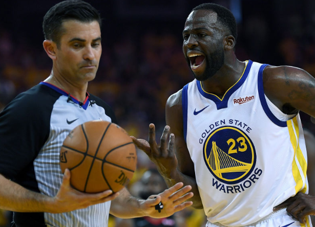 包含多特蒙德迎荷甲关键赛，关键时刻调整名单，球迷炸锅，轮换策略成焦点的词条